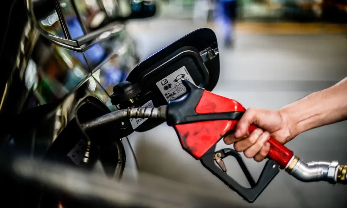 Nova gasolina com 32% de etanol pode impactar veículos antigos e consumo