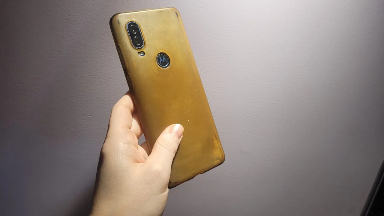 Capinha de celular amarelada: entenda o fenômeno e como cuidar