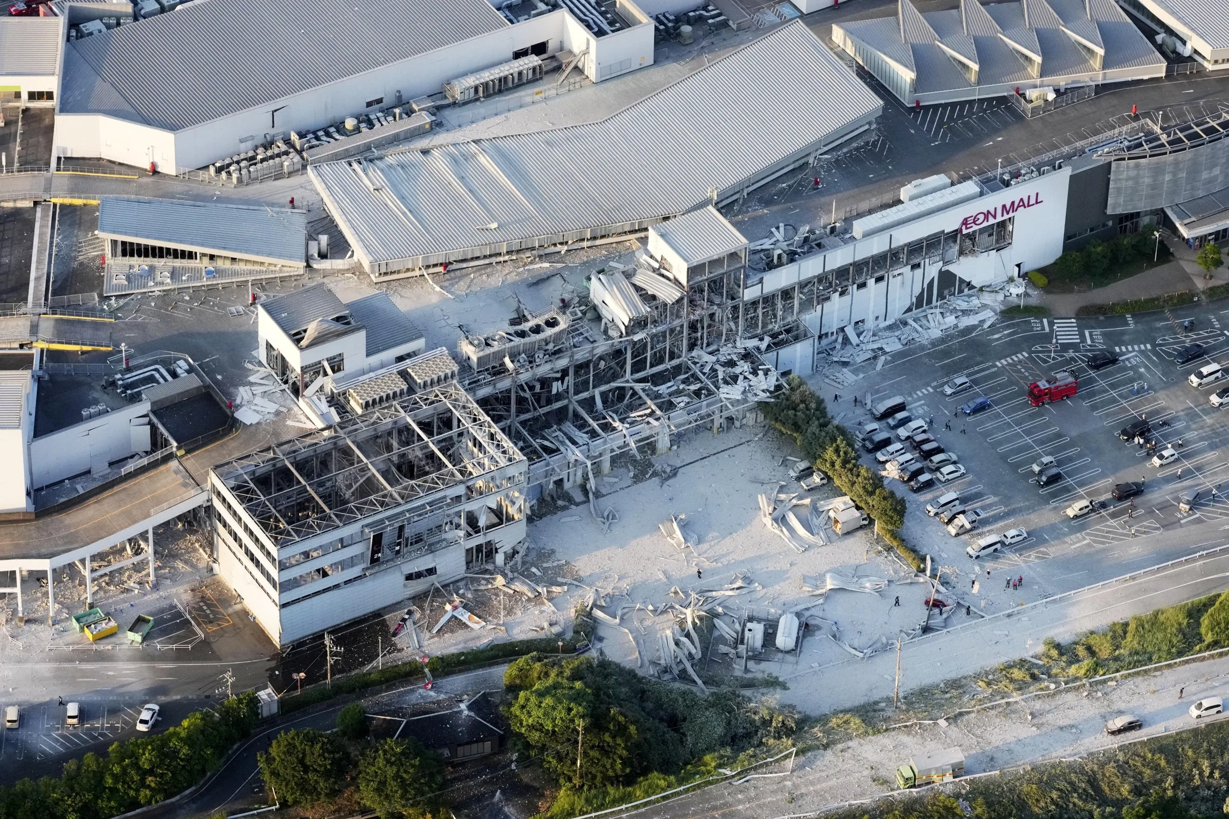 Terremoto de 7,1 no Japão causa destruição em shopping e deixa pessoas presas