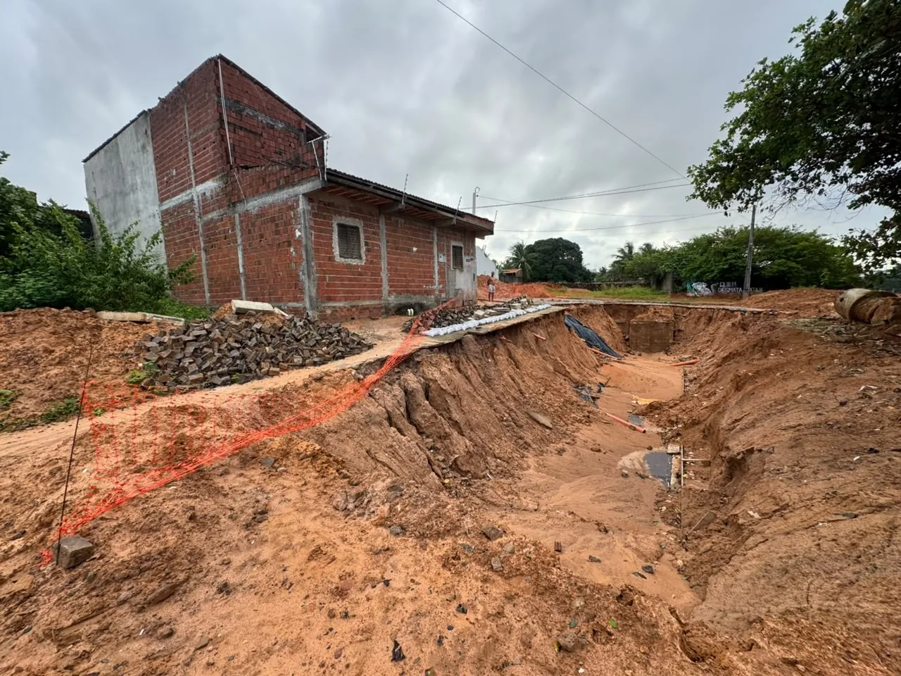 Cratera se forma após obra de drenagem ceder na Zona Oeste de Natal