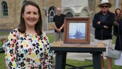 Especialista do Antiques Roadshow, Theo Burrell, morre aos 39 anos