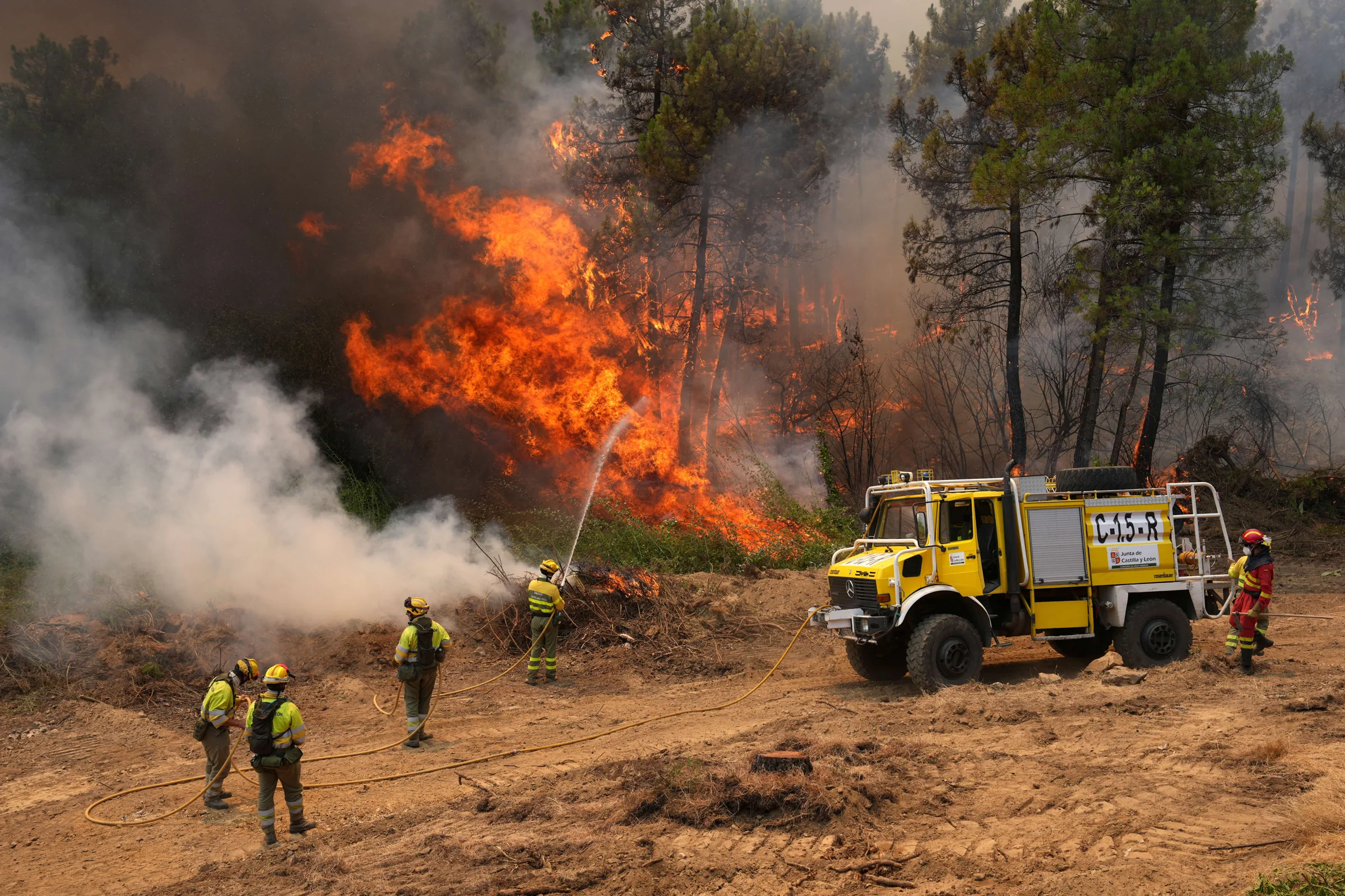 Incêndios florestais forçam saída de 300 mil pessoas na França e Espanha