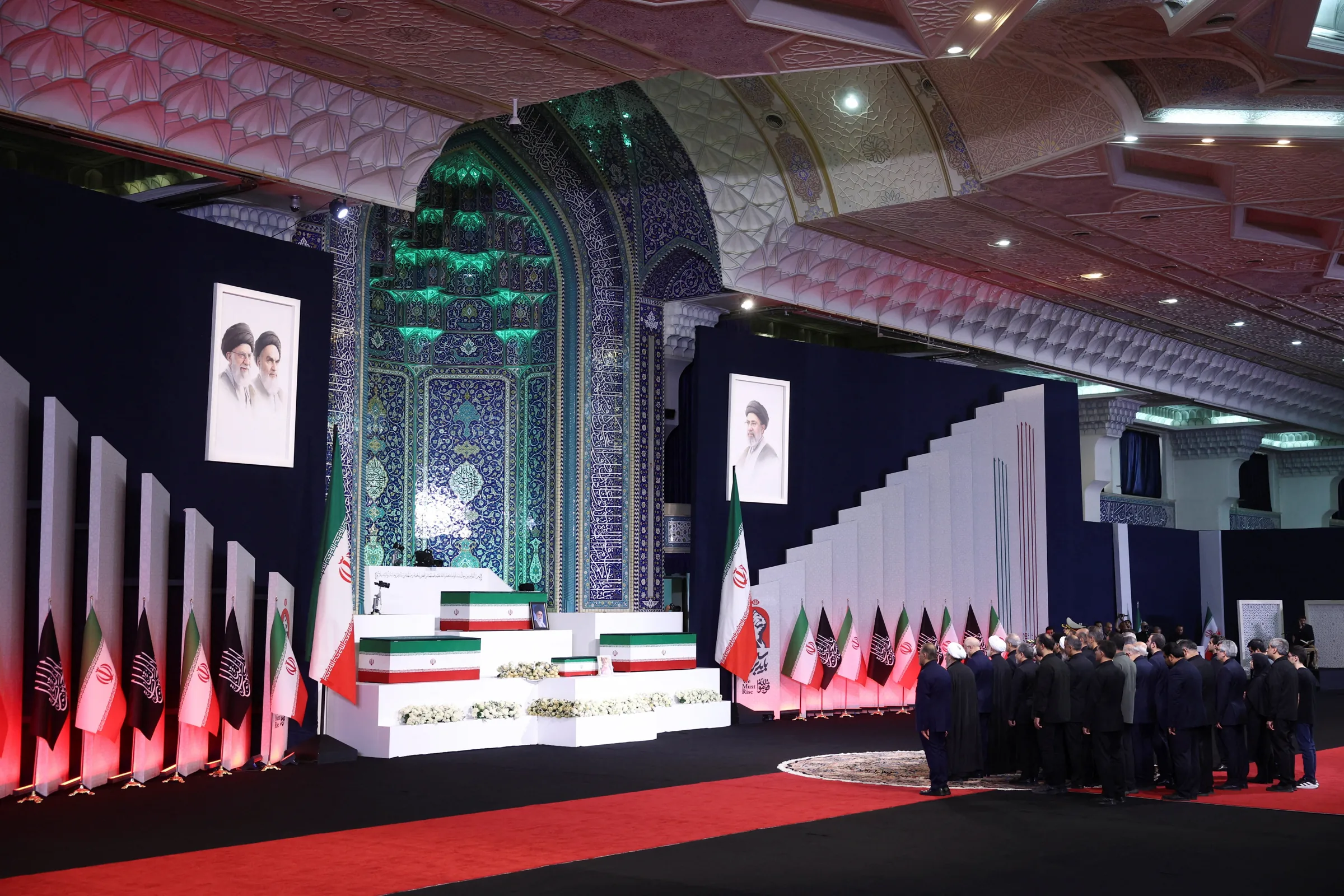 Início do funeral de Ali Khamenei em Teerã