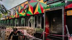Número de mortos em incêndio em bar de Bangkok sobe para 30 enquanto polícia investiga falhas de segurança