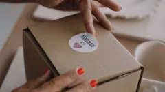 Inovação busca eliminar adesivos e rótulos em embalagens de papel