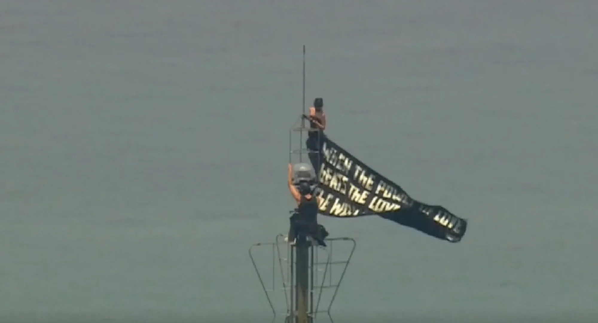 VÍDEO: protesto de casal mascarado termina em pedido de casamento no topo do Empire State, em Nova York