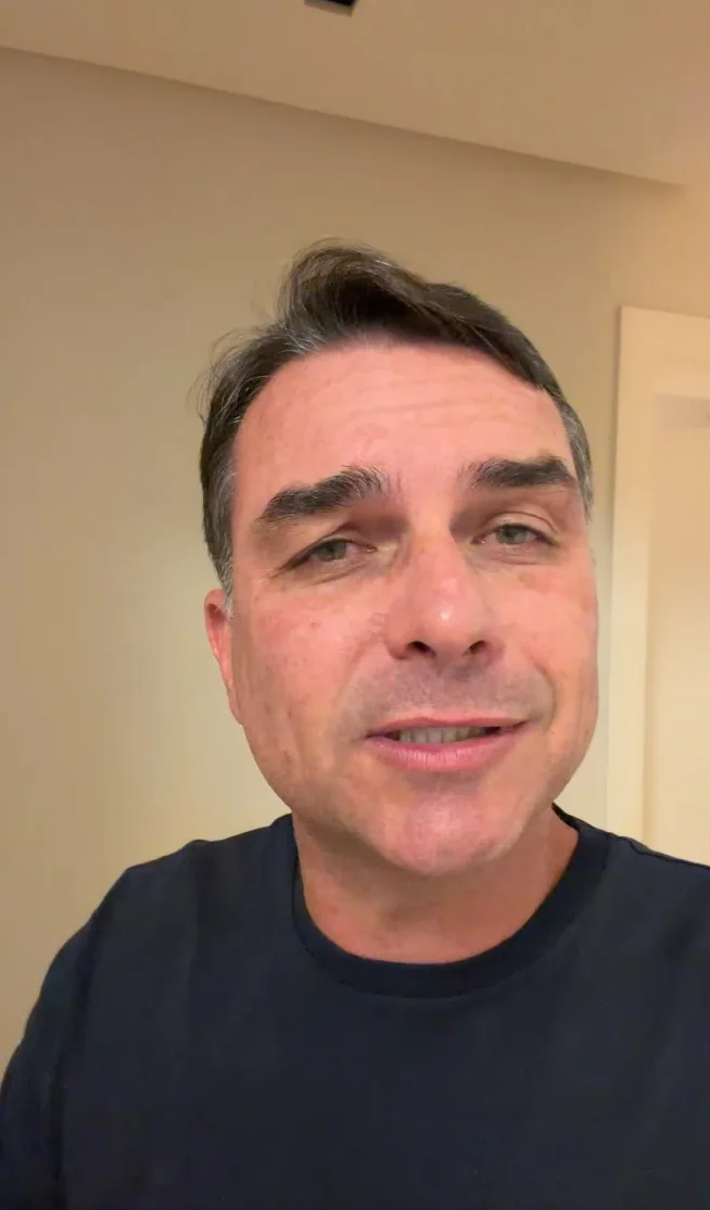 'Decisão ilegal e cruel', diz Flávio Bolsonaro após restrições a visitas a Jair