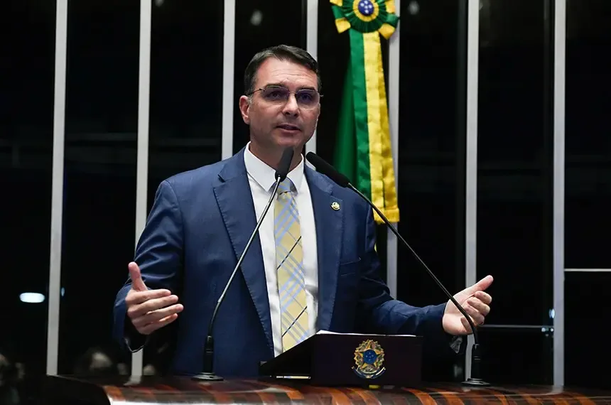 Flávio Bolsonaro rebate fala de Paulo Figueiredo sobre mulheres: “Está completamente equivocado”