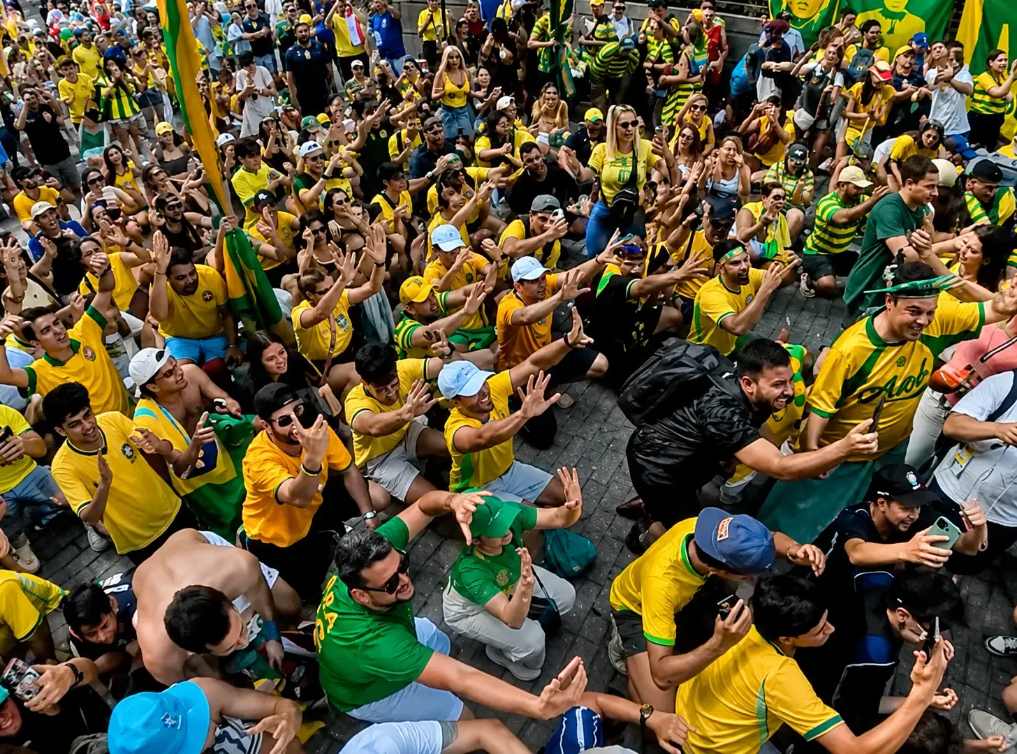 Torcida brasileira ensaia resposta à Noruega com dança de funk