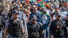 Equipe policial especial investiga assassinato de líder anti-imigração na África do Sul