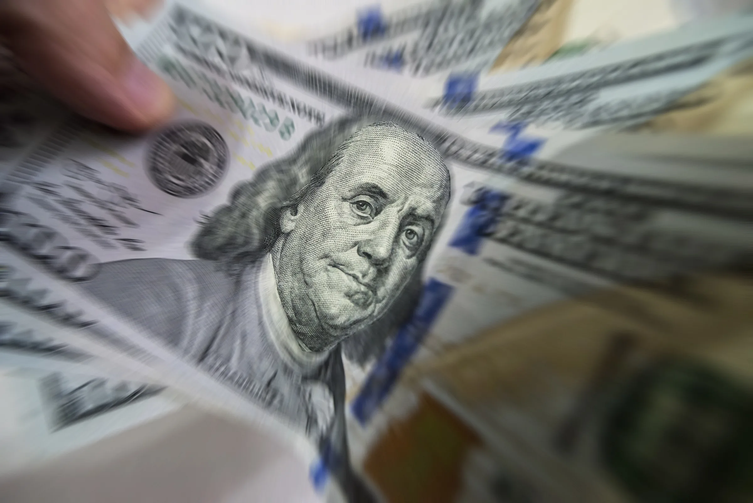 Dólar inicia o dia em queda, com foco em dados dos EUA e feriado