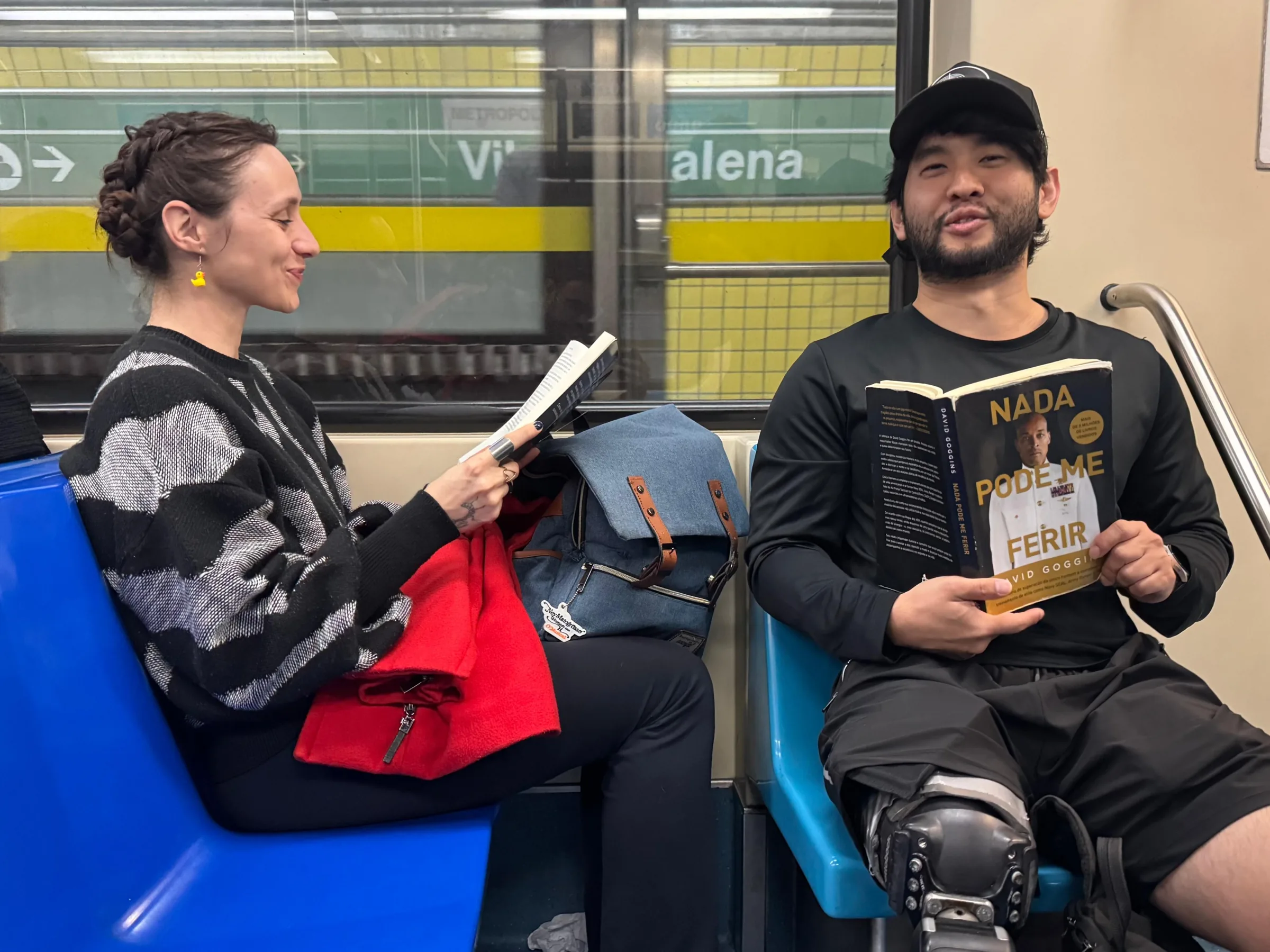 Passageiros do metrô de SP revelam hábitos de leitura