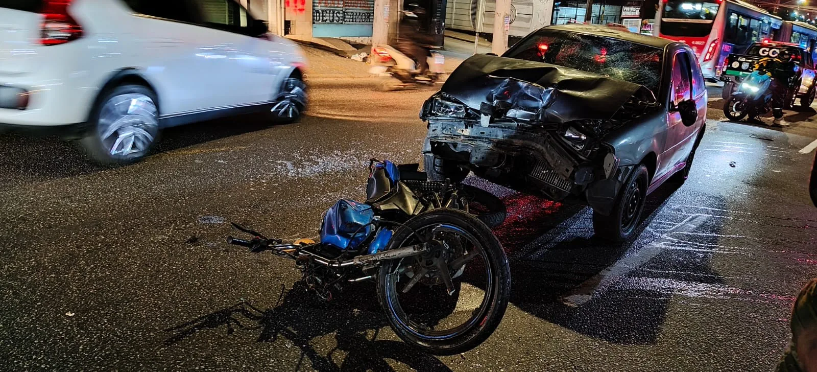 Acidente entre carro e moto deixa dois feridos na Zona Leste de SP; motorista é preso por embriaguez