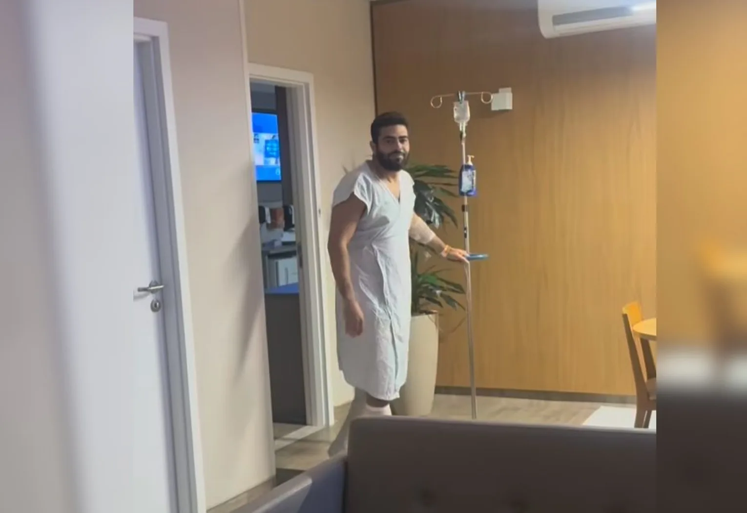 Filha do sertanejo Henrique questiona após pai passar por cirurgia: 'Por que está de vestido?'