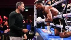'Dê a ele seu passaporte': Hearn apoia luta do campeão britânico por cidadania