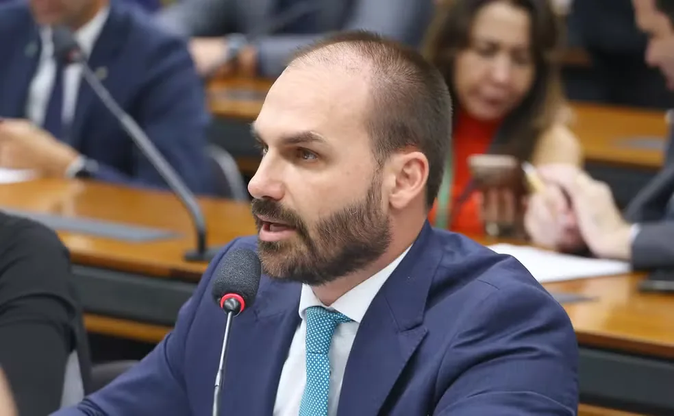 Eduardo Bolsonaro obtém green card nos Estados Unidos com aval de Donald Trump