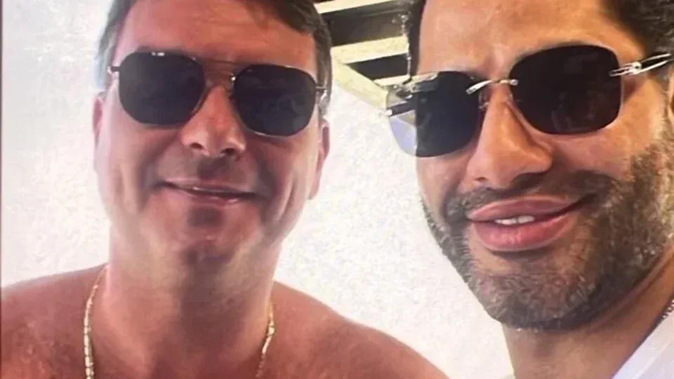 Flávio Bolsonaro se pronuncia sobre foto com suposto sicário