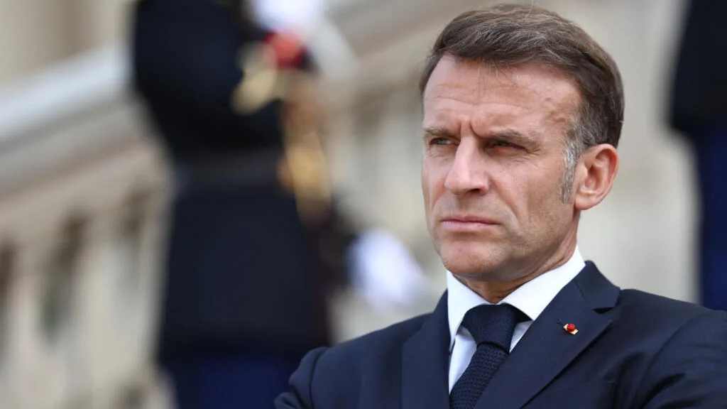 Macron celebra cumprimento de promessa de aumento nos gastos com defesa