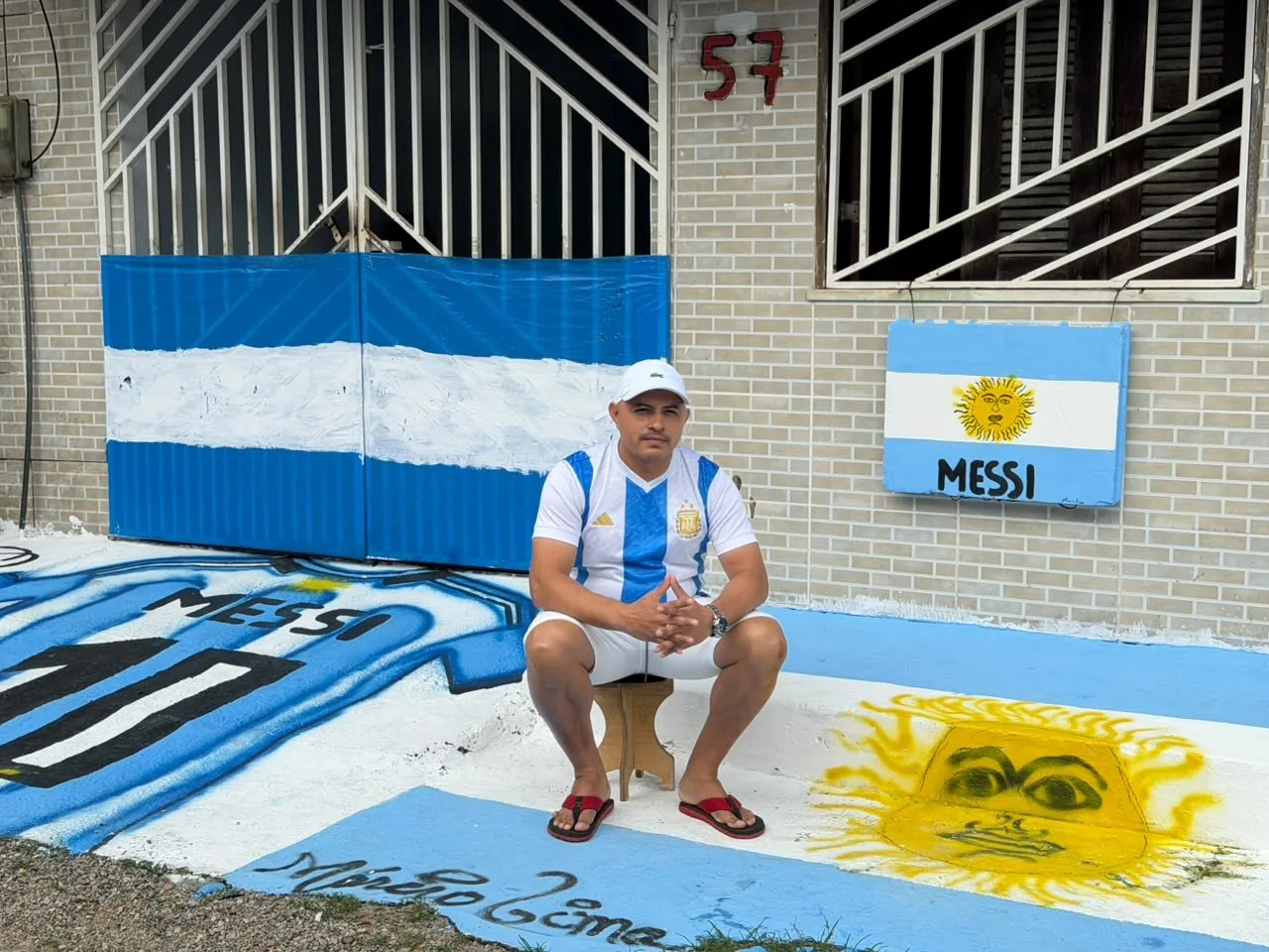 Torcedor argentino decora casa em Maranguape para a Copa do Mundo