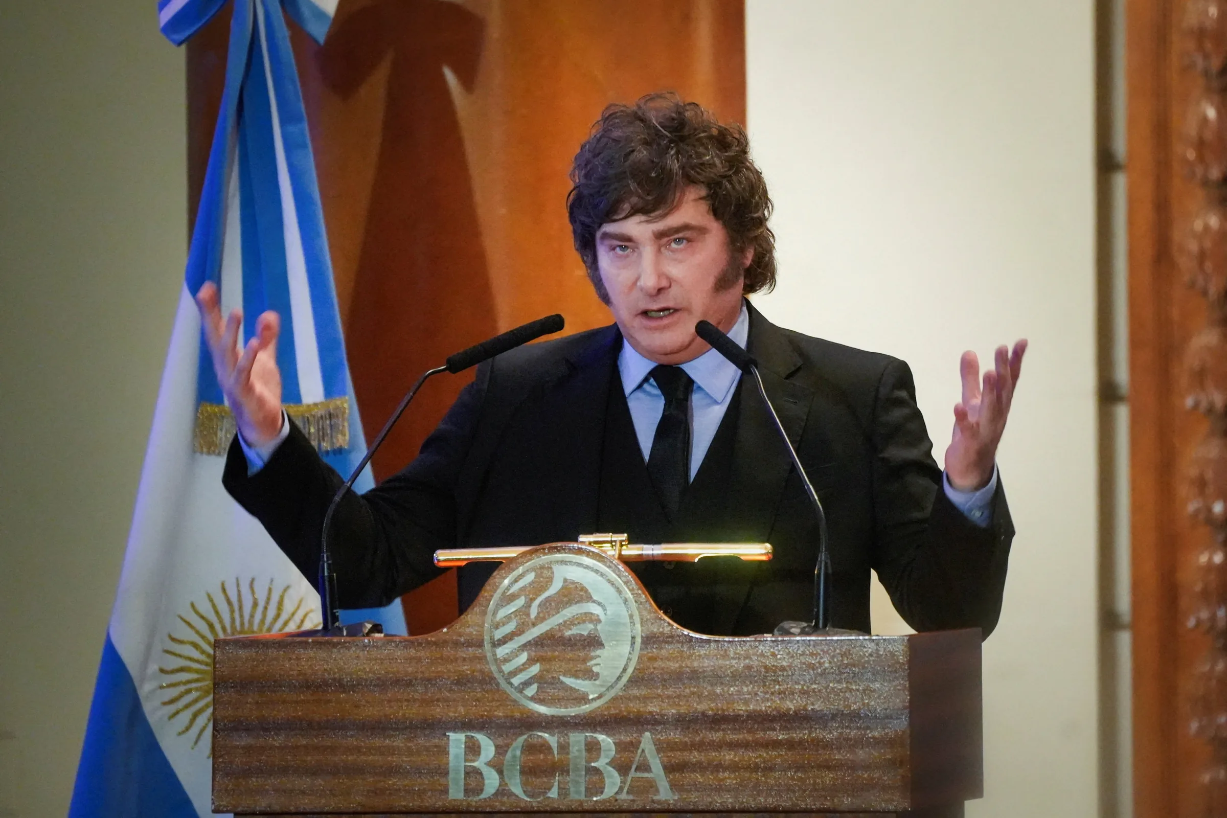 O que Javier Milei vem fazer no lançamento da candidatura de Flávio Bolsonaro a presidente