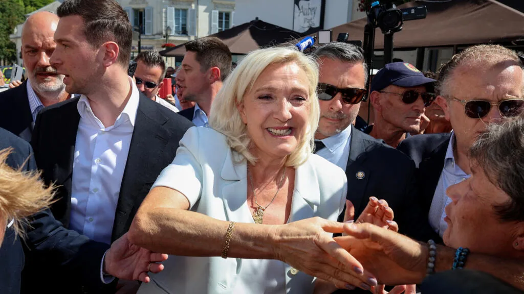 Líder da extrema-direita francesa, Le Pen, inicia campanha presidencial após condenação por desvio de verbas da UE
