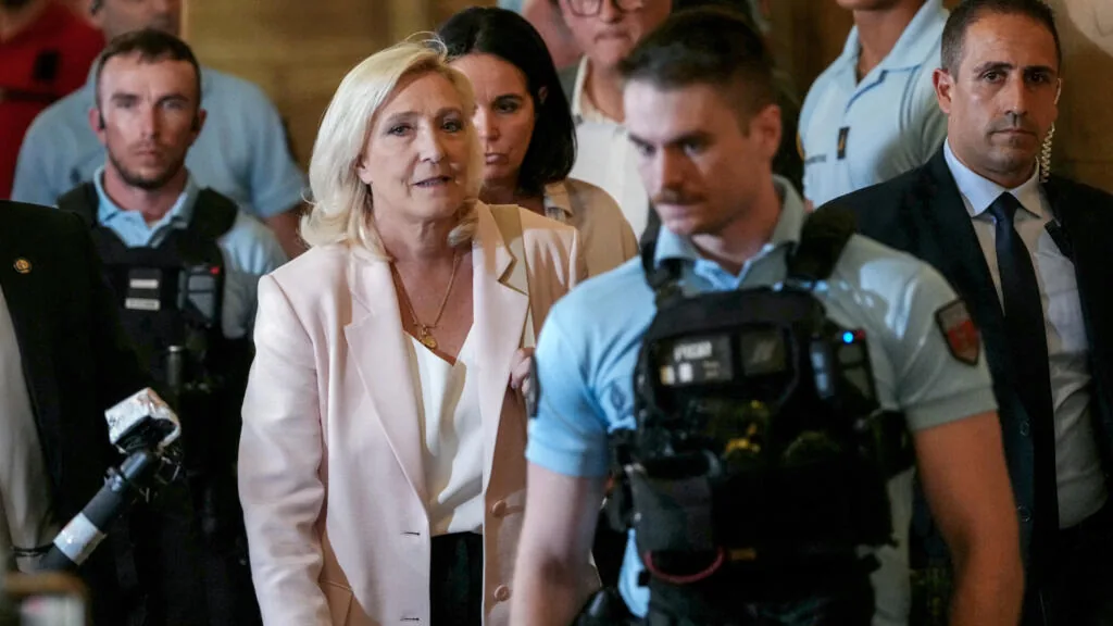 Marine Le Pen é condenada e deverá usar tornozeleira eletrônica