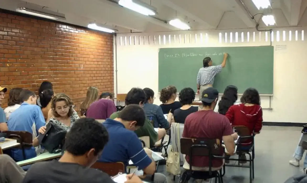 Nova lei reforça direitos de alunos com TDAH e dislexia, mas especialistas apontam limites da medida