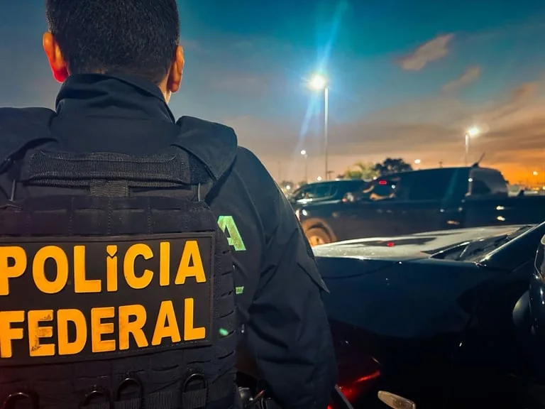 Polícia Federal apreende caminhões com soja adulterada em Paranaguá