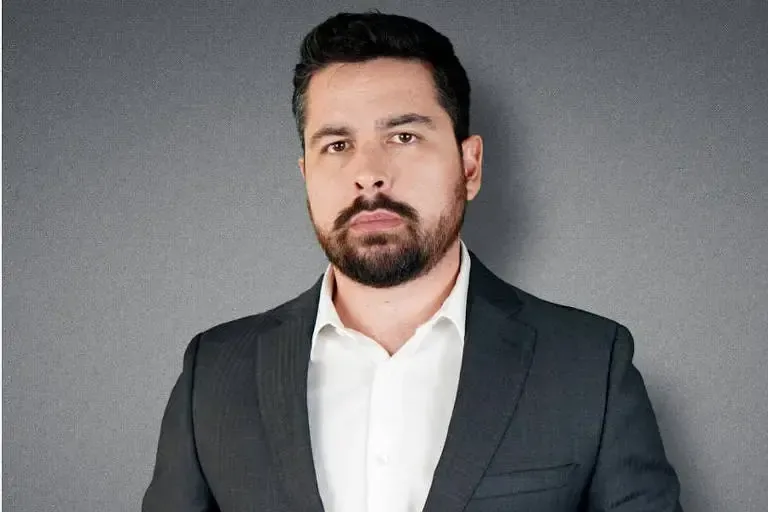 “Mulher vota muito mal, principalmente as solteiras. E o que o PL Mulher tem feito para melhorar isso? Zero”, diz Paulo Figueiredo ao alfinetar Michelle Bolsonaro