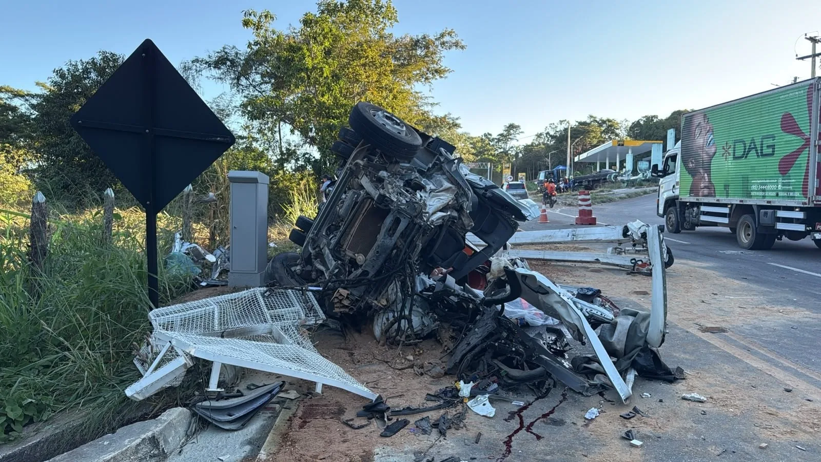Motorista morre e duas pessoas ficam feridas em colisão entre caminhões no interior do Ceará