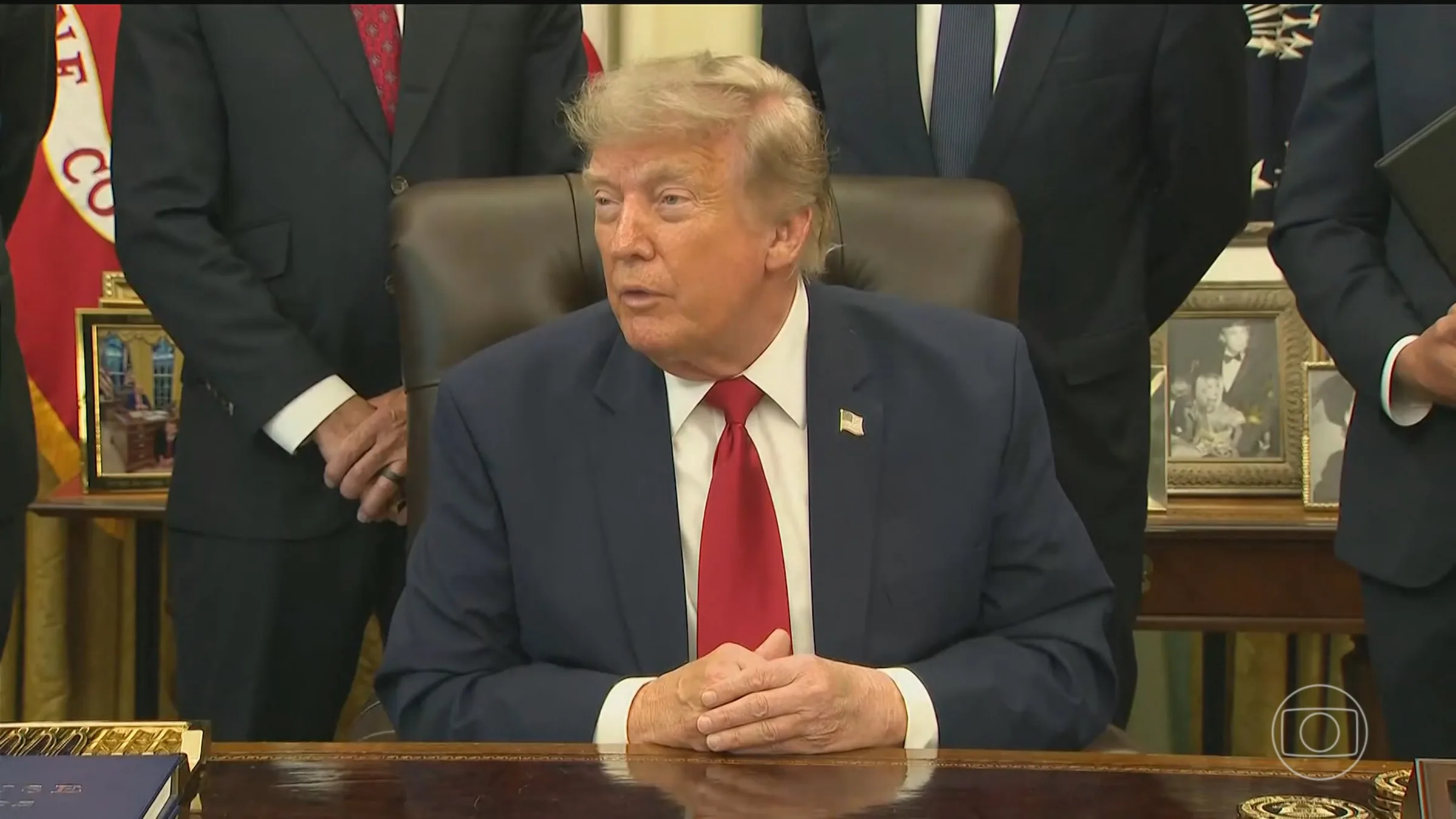 Trump impõe bloqueio a navios do Irã e taxa no Estreito de Ormuz