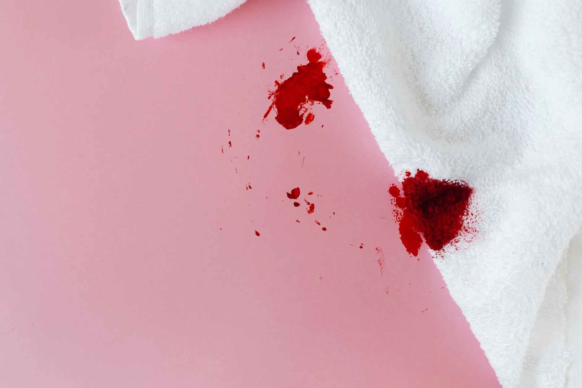 Aspirina: O truque para remover manchas de roupas brancas