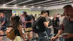 Novo sistema de fronteira da UE triplica tempo em controle de passaporte, diz chefe de aeroporto
