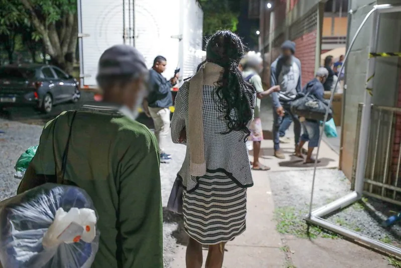 'Cabide Solidário' distribui roupas de inverno na Estação Central do Metrô nesta quinta no DF
