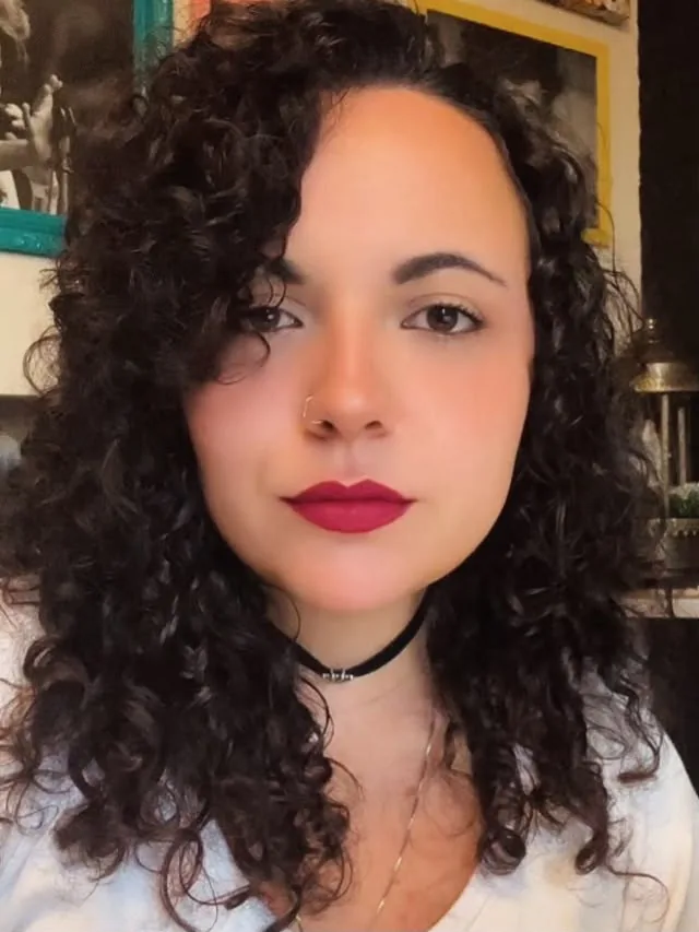 Jovem diagnosticada com enxaqueca quase morre após AVC aos 25 anos