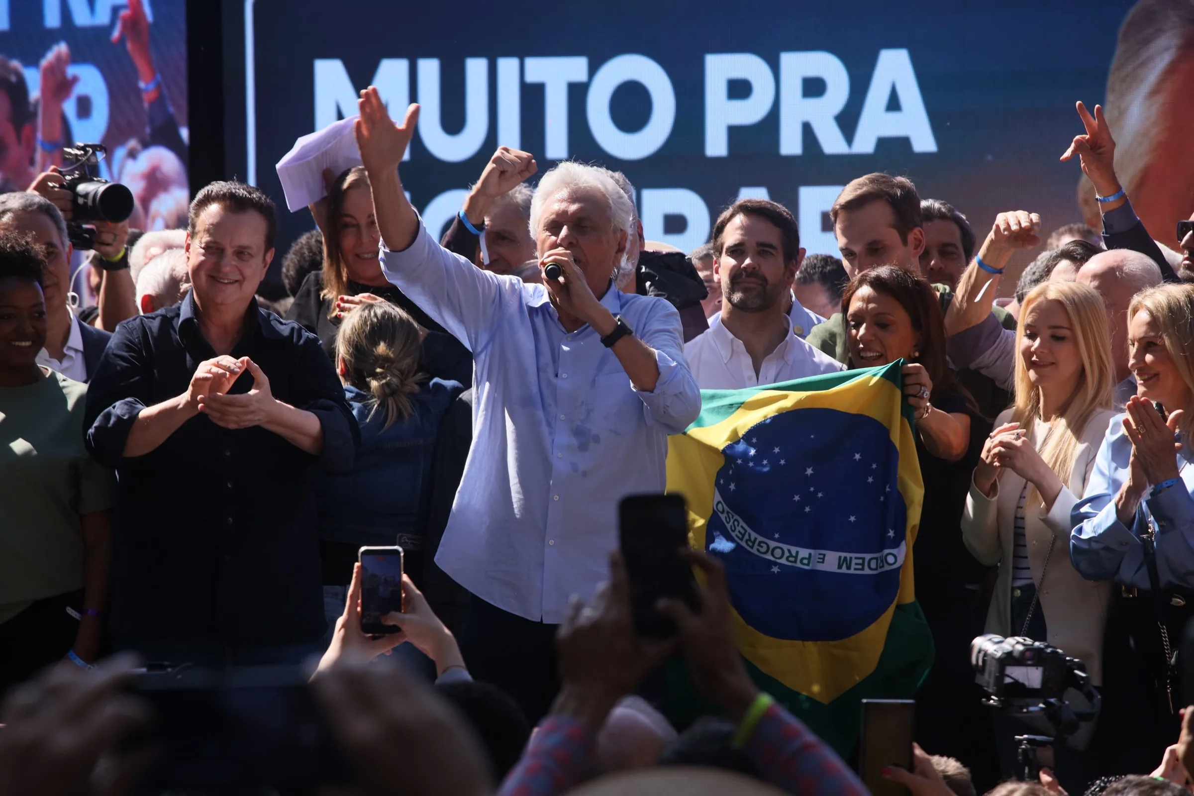 Candidato Ronaldo Caiado critica Lula e Flávio Bolsonaro em discurso