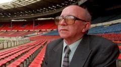 Causa da morte de Nobby Stiles atribuída a cabeceios de bola, diz legista