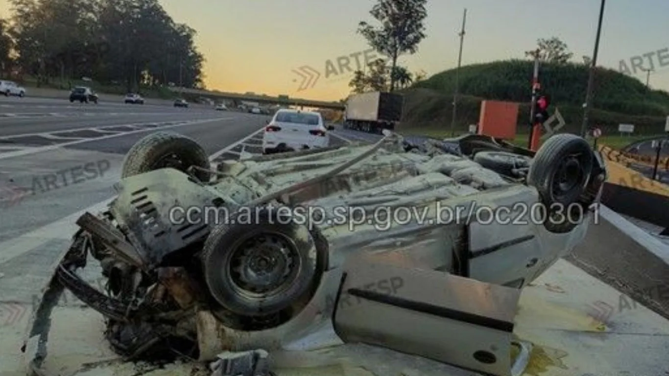 Carro capota após colisão em pedágio e motorista fica ferido em Valinhos