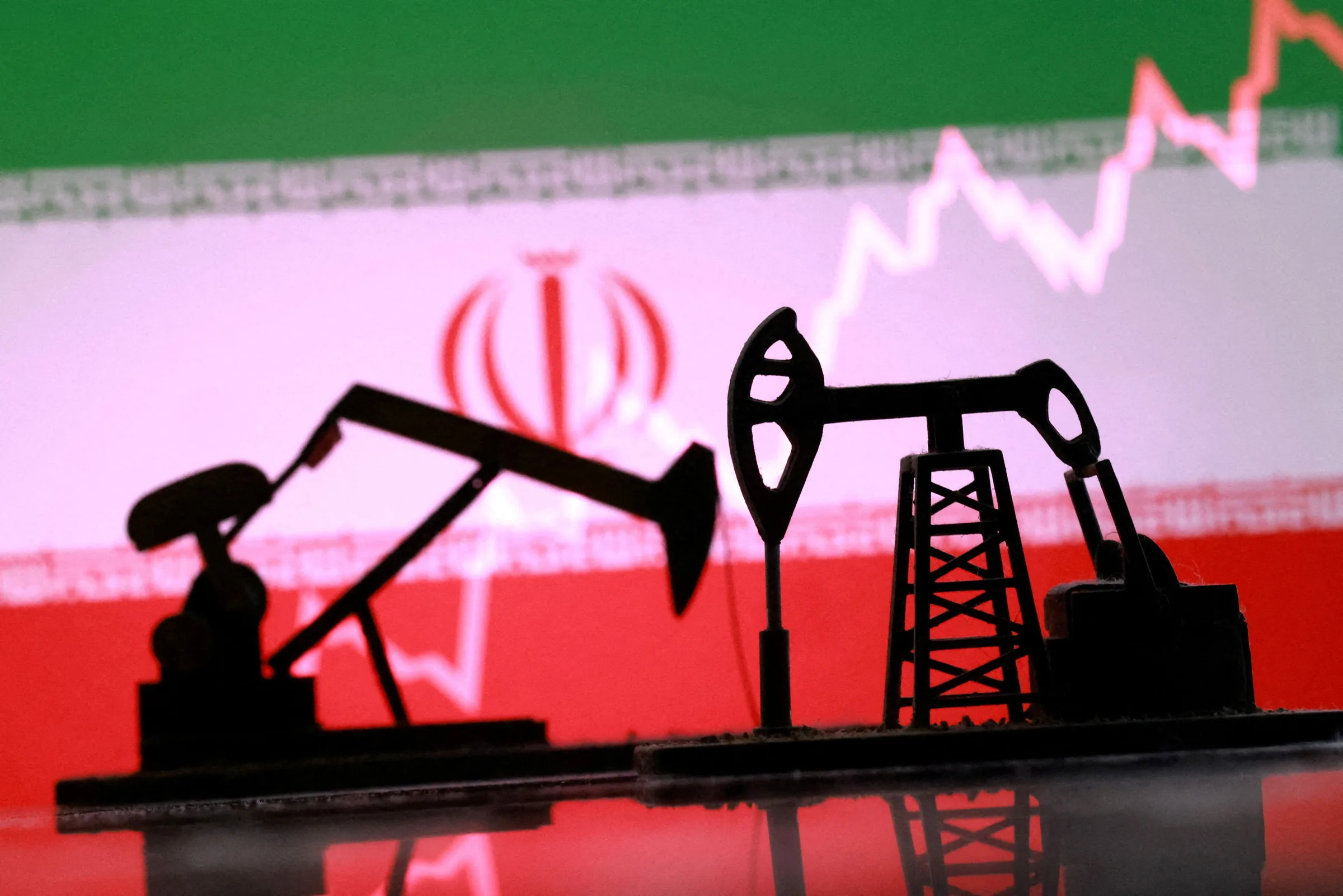 Petróleo registra alta de 3% com intensificação de conflitos entre EUA e Irã
