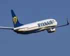 Janela de voo da Ryanair-Air Malta se solta durante o voo