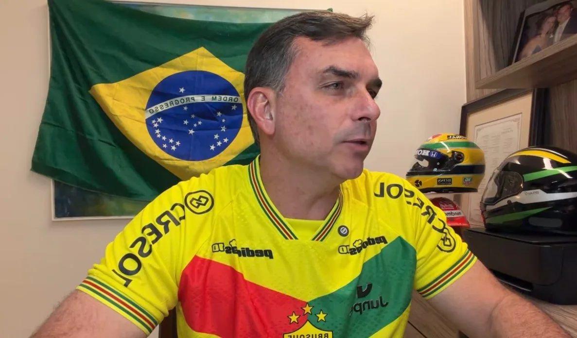 Flávio Bolsonaro faz live após pedido de desculpas a Michelle