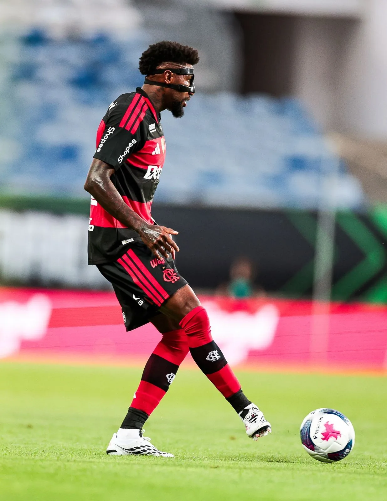 Emerson Royal evita falar sobre proposta do Aston Villa e foca no Flamengo