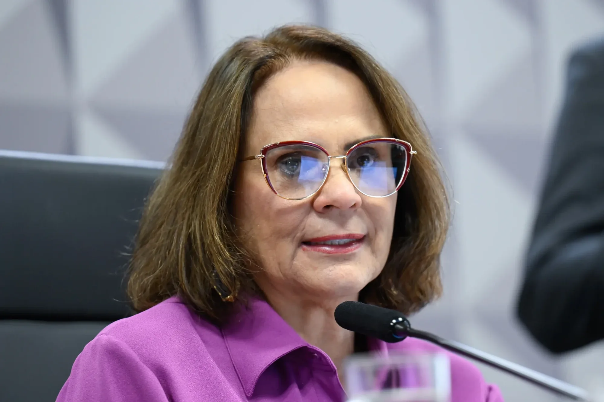 Damares Alves se afasta da equipe de Flávio Bolsonaro em meio a crise familiar