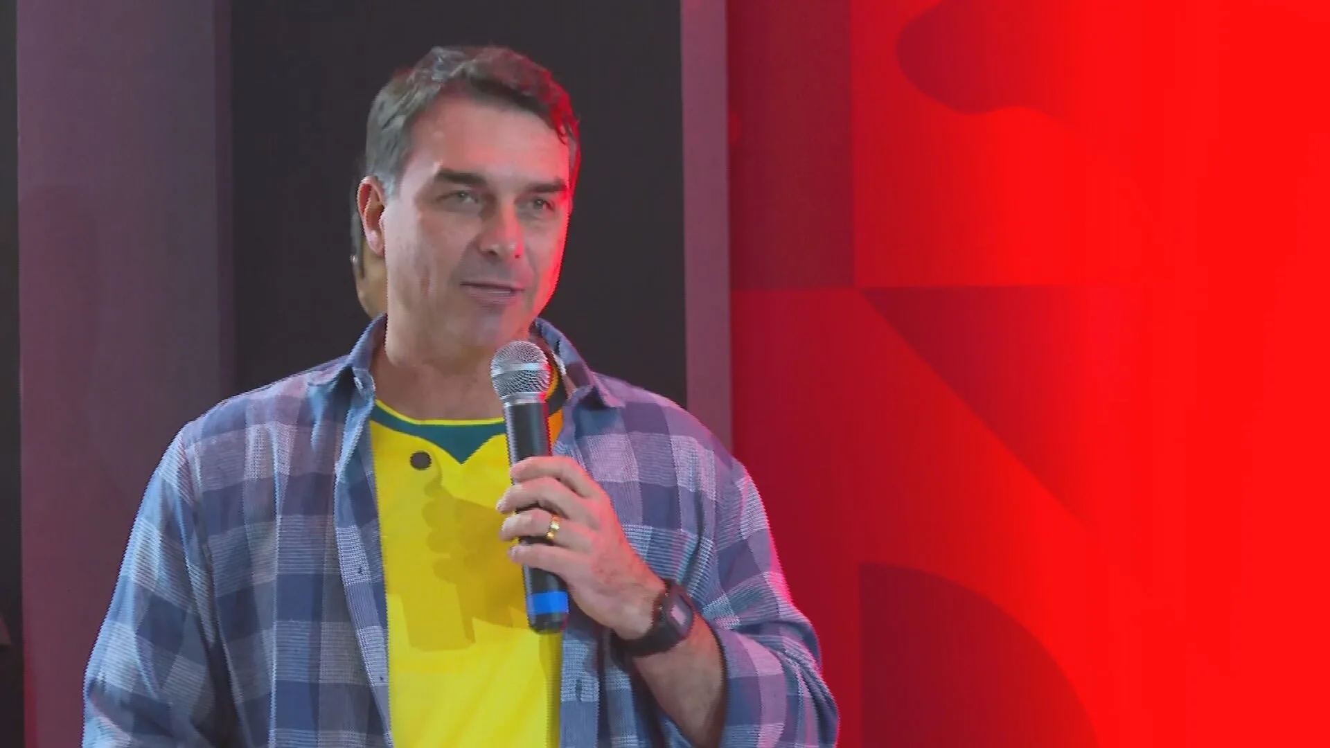 Flávio Bolsonaro responde a Lula sobre tarifas dos EUA