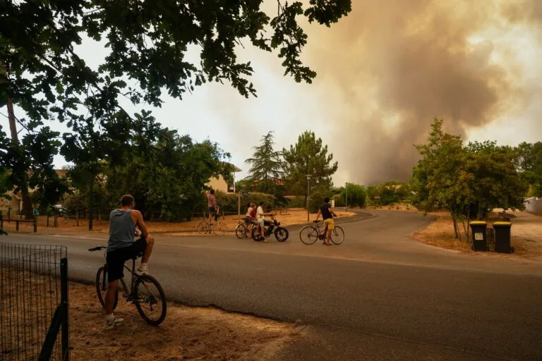 Incêndio florestal na França gera nuvem monstruosa e relâmpagos