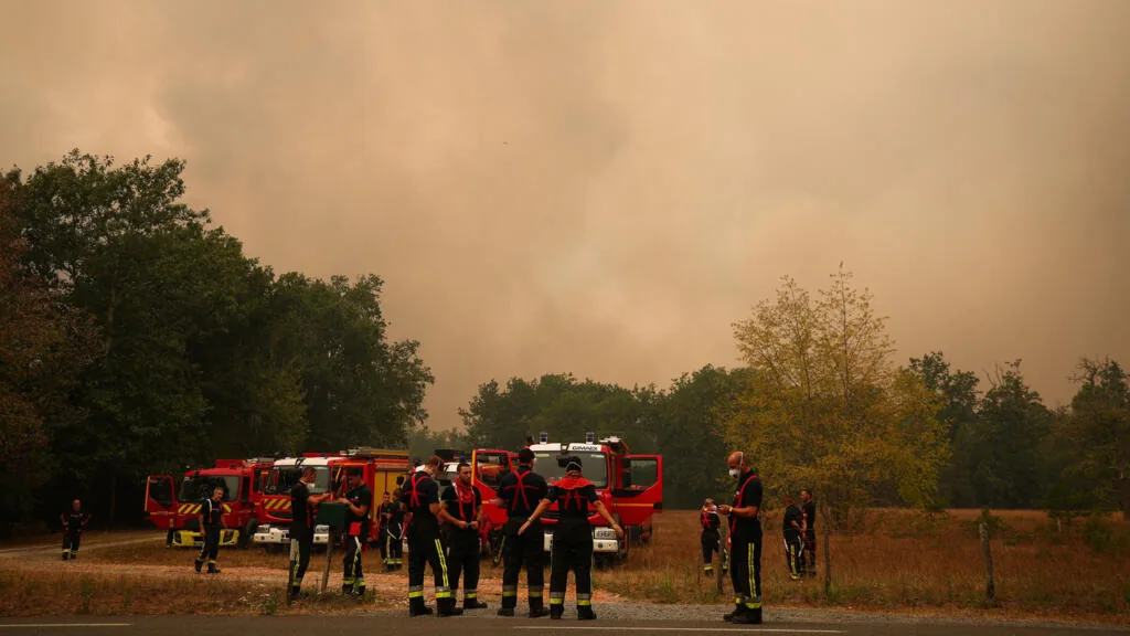Onda de calor atinge o sudoeste da França enquanto bombeiros combatem incêndios