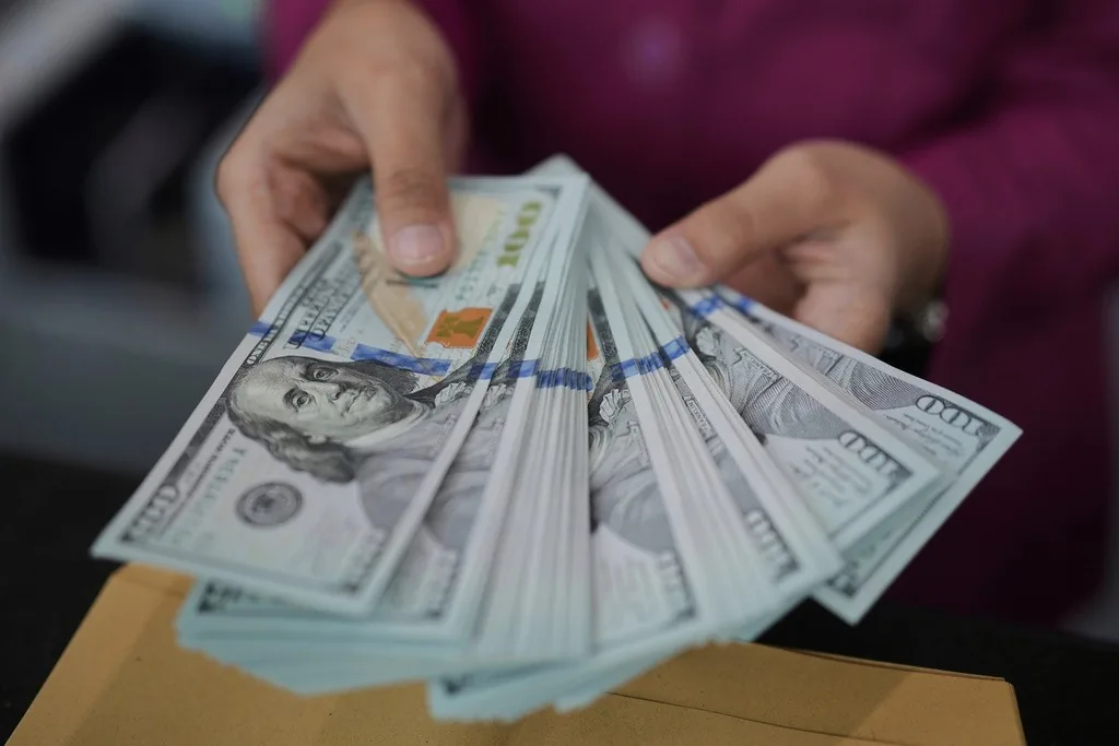 Dólar inicia a semana em alta devido a tensões entre EUA e Irã