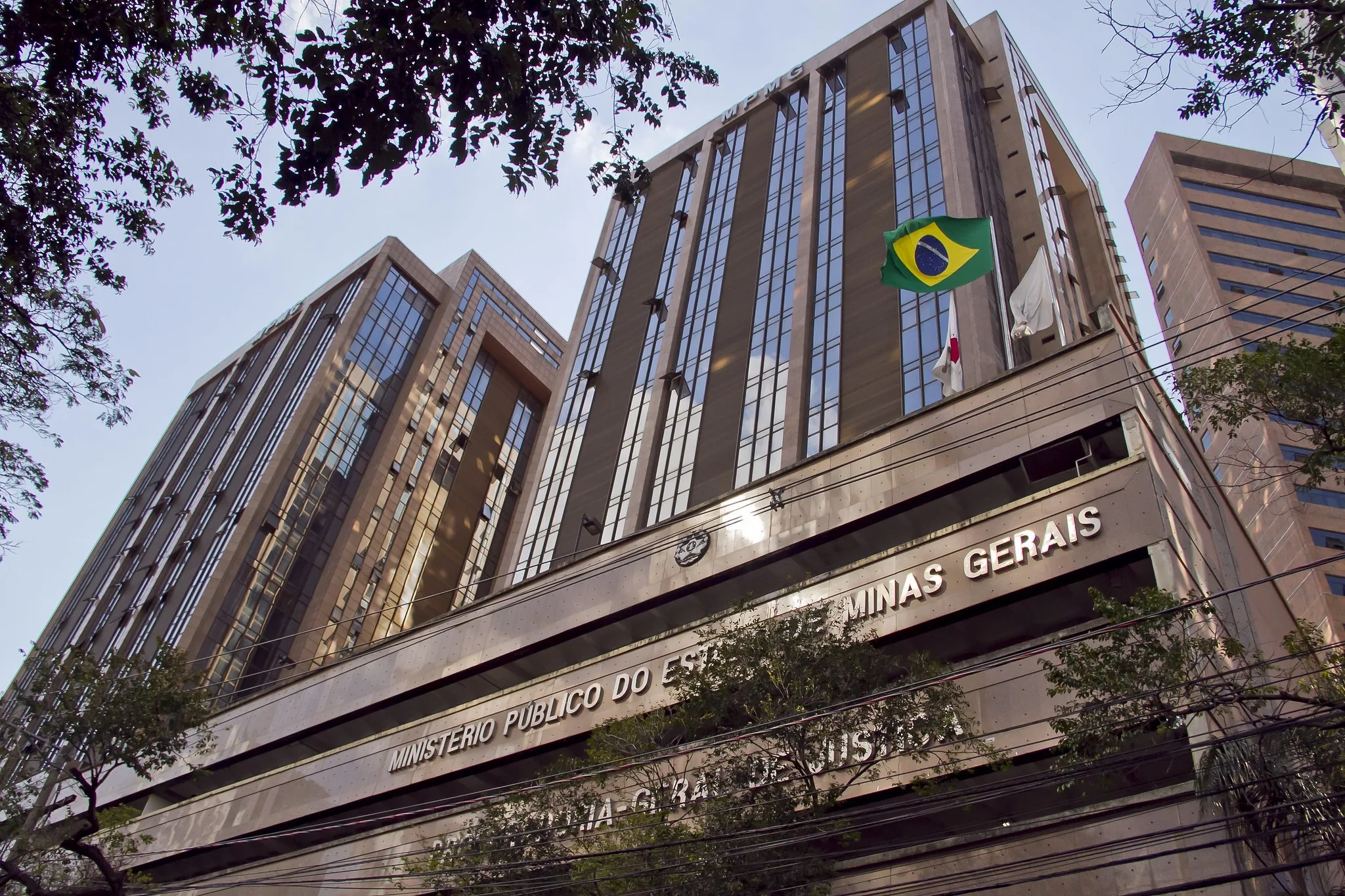 Cerca de 1,1 mil promotores e procuradores do MPMG receberam penduricalhos acima do limite fixado pelo STF