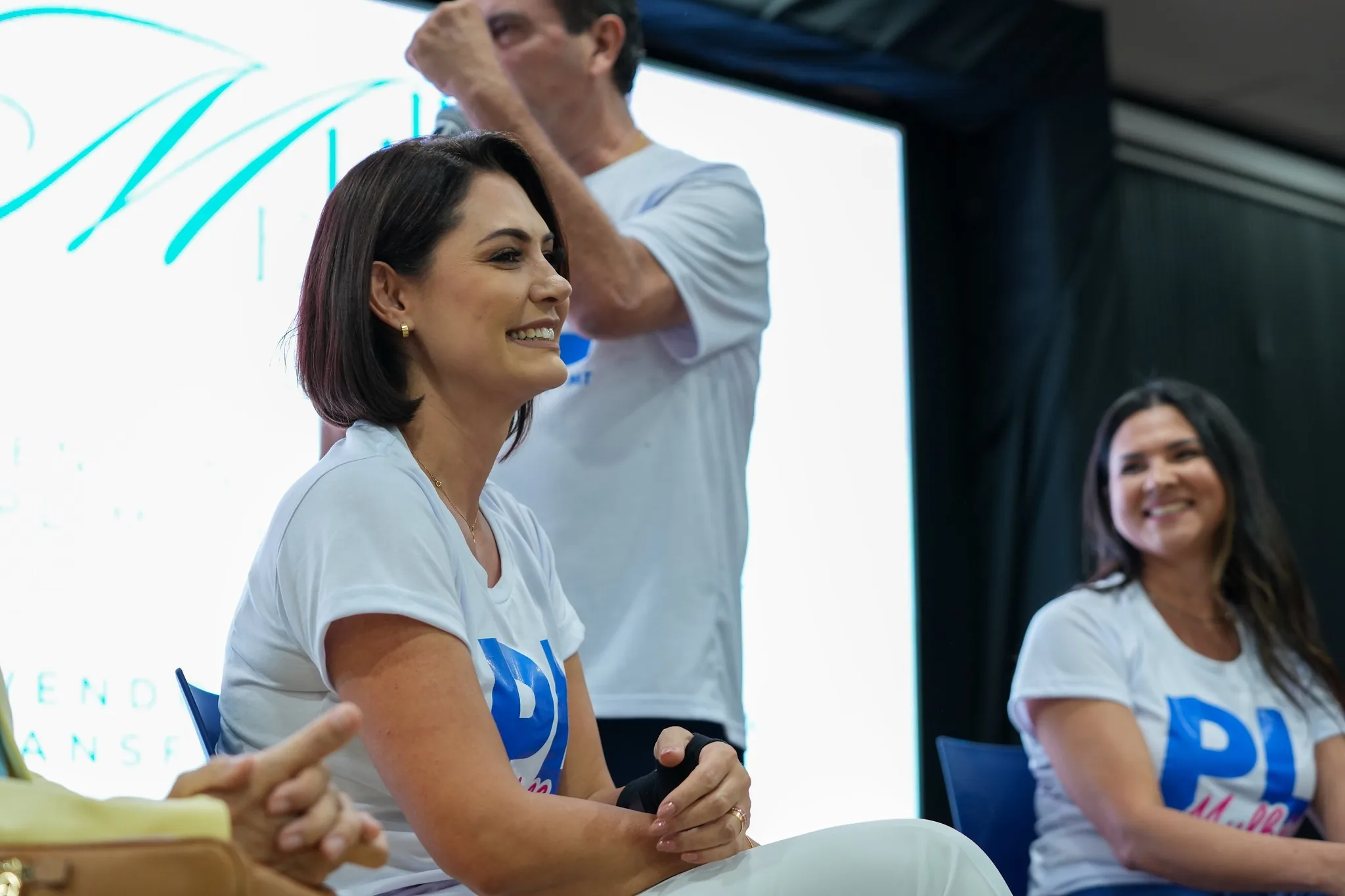Após racha, Michelle grava vídeo para convenção de Flávio Bolsonaro e é destacada em espaço do PL Mulher