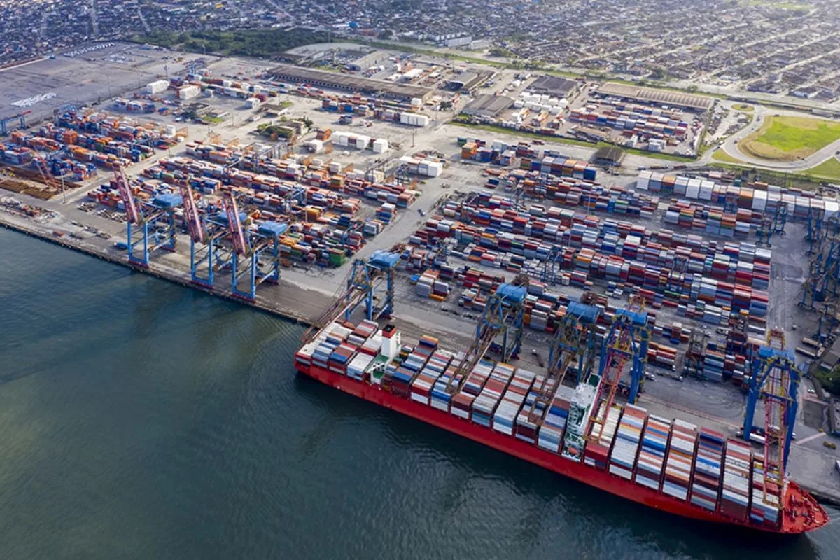 Tarifas dos EUA forçam Brasil a buscar novos parceiros comerciais, mas dependência da China gera preocupação